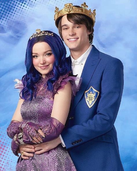 ChloeHope&MitchellHope 💑💖 on Instagram: “Impossible to deny that Ben and Mal are the most beautiful and perfect couple of Disney 💖😍🍎💏 #Ben #Mal #Bal #Beal #Dovell #Dotchell…” Descendants Mal And Ben, Descendants Ben, Dove Cameron Descendants, Descendants Movie, Descendants Pictures, Descendants Mal, Evie Descendants, Mal Descendants, Descendants 4