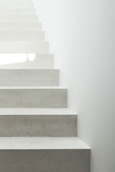 Minimal Stairs, White Stairs, Photoshoot Backdrops, Interior Minimalista, Architecture Concept Drawings, Scandi Design, Minimalist Lighting, Interior Stairs, Minimalist Architecture