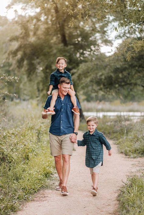 Dad Son Photography, Family Fall Photoshoot, Grandkids Photography, Father Son Photography, Large Family Pictures, Father Son Photos, Family Photoshoot Poses, Father Photo, Family Portrait Poses