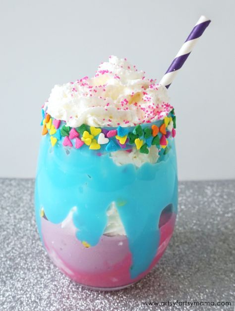 Make your own unicorn drinks at home like this Cute Sparkle Unicorn Milkshake recipe Galaxy Milkshake, Cookie Dough Milkshake, Unicorn Smoothie, Unicorn Milkshake, Cute Drinks, Unicorn Food, Sparkle Unicorn, Unicorn Desserts, Drinks At Home