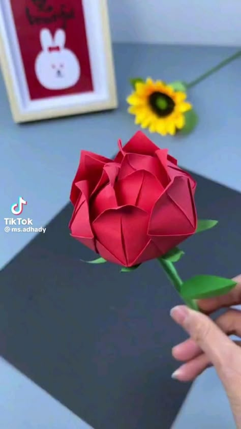 Hadiah Diy, Origami Rose, Instruções Origami, Seni Dan Kraf, Diy Gift Set, Easy Paper Crafts Diy, Handmade Paper Crafts, Paper Flowers Craft, Diy Crafts Paper Flowers