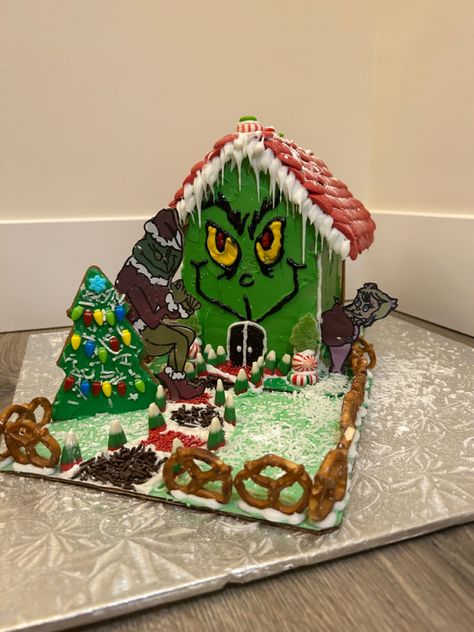 The Grinch Gingerbread House Ideas, Creative Ginger Bread House, Polar Express Gingerbread House, Ginergerbread House Ideas, Grinch Themed Gingerbread House Ideas, Grinch Themed Gingerbread House, Unique Ginger Bread House Ideas, Gingerbread House Ideas Creative Funny, Gingerbread House Funny Ideas