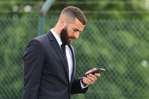 Karim Benzema Benzema Haircut, Fade Haircut, Beards, Social Media Design, Haircuts For Men, Football Players, Real Madrid, Madrid, Hair Cuts