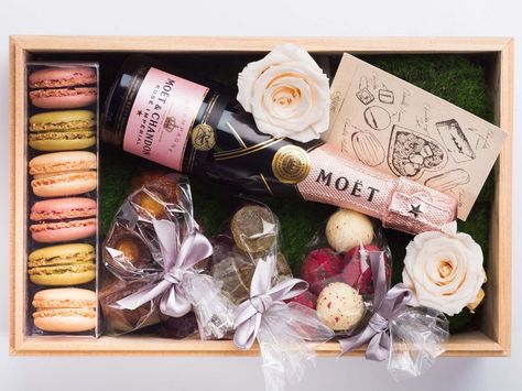 http://www.cntraveler.com/stories/2016-02-10/the-most-over-the-top-valentines-day-hotel-packages Valentine's Day Hotel, Moet Rose, Valentines Day Package, Valentine Baskets, Valentines Gift Bags, Hotel Inspiration, Hotel Packages, Hotel Food, Helicopter Ride