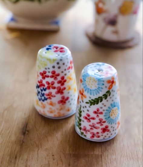 #ceramic #salt #pepper #tablesetting Ceramic Salt Shaker, Pottery Salt And Pepper Shakers, Salt And Pepper Shakers Ceramic, Diy Salt And Pepper Shakers, Salt And Pepper Pottery, Ceramic Pottery Painting Ideas, Salt And Pepper Ceramic, Cute Salt And Pepper Shakers, Painted Salt And Pepper Shakers