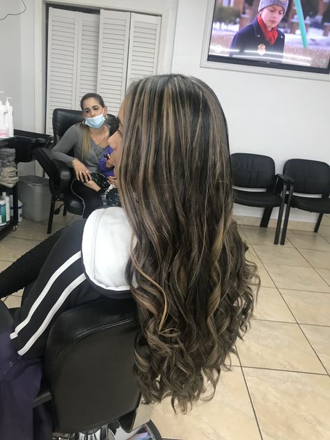 Hair Color On Mexican Women, Latina With Highlights Dark Brown, Black Hair With Highlights Latina, Blonde Highlights On Dark Hair Latina, Mexican Hair Dye Ideas, Latina Hair Dye Ideas, Dirty Blonde Highlights On Black Hair, Blonde Highlights On Long Hair, Latina Hair Highlights