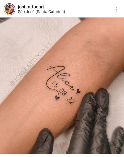 Tattoo For Baby Daughter, Name Date Tattoo Ideas, Baby Names Tattoo, Tattoo Ideas For Baby Girl, Alice Name Tattoo, First Child Tattoos, Unique Name Tattoos, Mutterschaft Tattoos, Handwriting Tattoos