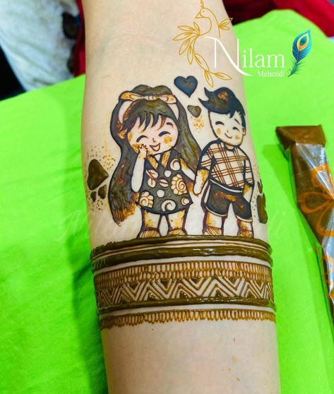 Character Mehndi Design, Rakhi Mehndi Designs For Brother, Cute Couple Mehndi Design, Bhai Dooj Mehndi Design, Mehndi For Brother Wedding, Couple Mehendi Designs, Mehandi For Brothers Wedding, Engagement Mehendi Figures, Rakhi Mehendi Designs