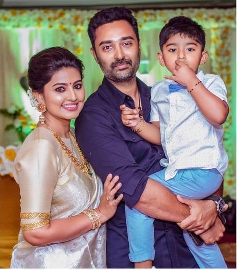 Beautiful Family Pic ! Photography - @parvathamsuhasphotography #sneha #actresssneha #celebrity Sneha Prasanna Saree, Sabyasachi Wedding Lehenga, Crazy Wedding Photos, Sneha Prasanna, Celebrity Couple, Indian Family, Saree Blouse Neck Designs, Indian Actors, Fav Person