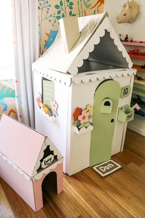 Card Board Play House, Crafts Out Of Cardboard Boxes, Box Playhouse Cardboard, Cardboard Kids Ideas, Cardboard Play Ideas, Cardboard Playhouse Diy Easy, Cardboard Kids House, Kids Play House Diy, Cardboard Crafts House