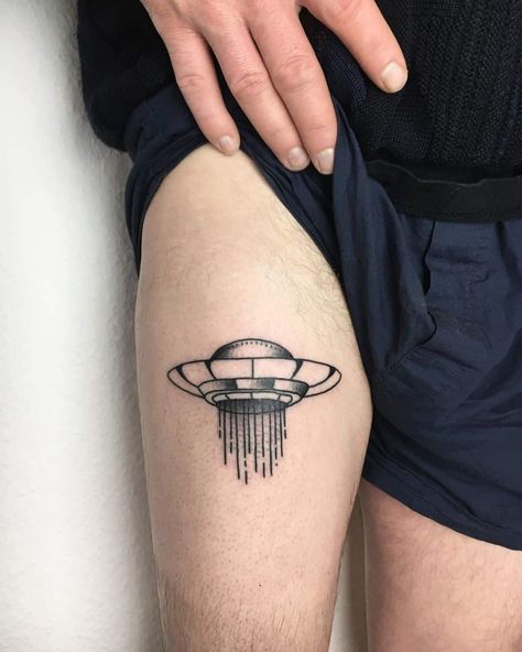 23 Admirable UFO Tattoo Ideas and Meanings Ufo Tattoo Design, Fancy Tattoo, Hand Tattoos For Men, Ufo Tattoo, Christian Sleeve Tattoo, Biomechanical Tattoo, Alien Tattoo, Omerta Tattoo, Tattoo Cover Up