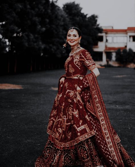 Bengali Wedding Dress, Tum Bin 2, Mohsin Naveed Ranjha, Hania Aamir, Pakistani Aesthetic, Red Bridal Dress, Desi Wedding Dresses, Hania Amir, Wedding Lehenga Designs