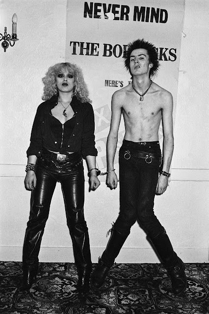 Sid Vicious Nancy, Nancy Spungen, 70s Punk, Chelsea Hotel, Sid Vicious, Estilo Punk, Gas Mask, John Varvatos, Mini Shorts