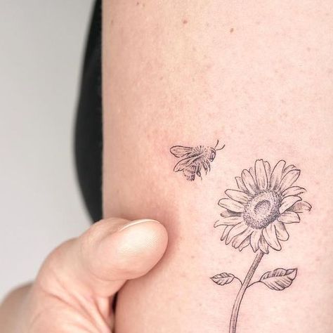 Honey Bee On Flower Tattoo, Honey Bee Tattoo With Flowers, Sunflower With A Bee Tattoo, Sunflower Tattoo With Bee, Sunflower Bumble Bee Tattoo, Sunflower Bee Tattoo Design, Honey Bee Flower Tattoo, Aesthetic Sunflower Tattoo, Sunflower And Bumble Bee Tattoo