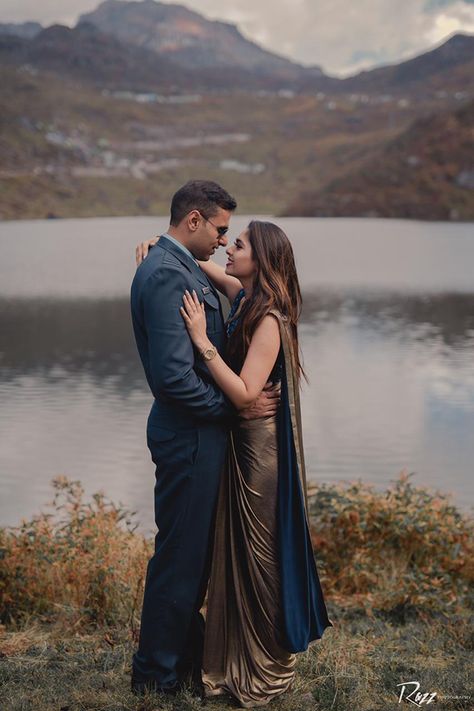 Pre Wedding Saree Look, Pre Wedding Shoot Dresses Indian, Pre Wedding Photoshoot Outdoor Indian Saree, Couple Poses In Sarees, Romantic Outdoor Photoshoot, Pre Wedding Poses Indian Saree, Couple Pose For Pre Wedding, Pre Wedding Outfits For Bride, Pre Wedding Dresses Ideas