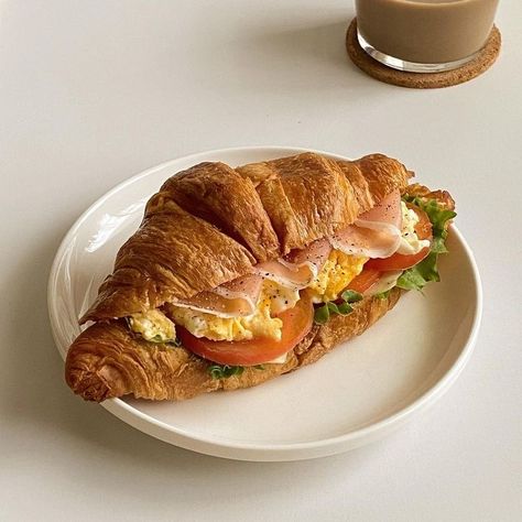 Croissant Sandwich, Think Food, Powerful Images, Savory Breakfast, Food Is Fuel, The Tools, Cafe Food, Pretty Food, Croissant