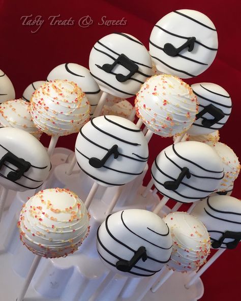 Music cakepops We Will Rock You! #chocolate Music Themed Treats, Rock N Roll Cake Pops, Rock And Roll Cake Pops, Guitar Themed Birthday Party, Music Party Food, Musical Cupcakes, Elvis Party, Music Note Cake, Music Decorations