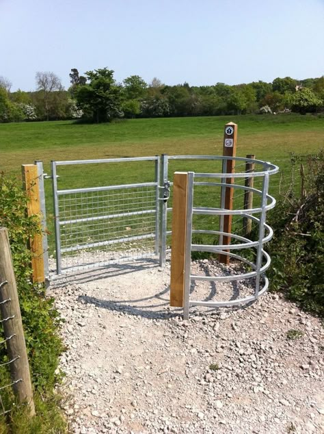 Kissing Gate, Farm Gates Entrance, Ranch Entrance Ideas, Easy Outdoor Projects, Farm Gates, Horse Business, Horse Farm Ideas, Horse Corral, Horse Barn Designs