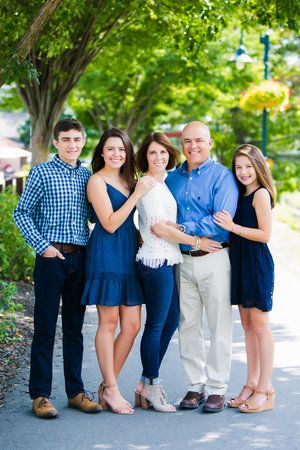 Family Of 5 Poses With Older Kids, Summer Family Picture Outfits, Adult Family Poses, Family Photo Outfits Summer, Adult Family Photos, Portrait Outfits, Large Family Portraits, Studio Family Portraits, Family Portrait Outfits