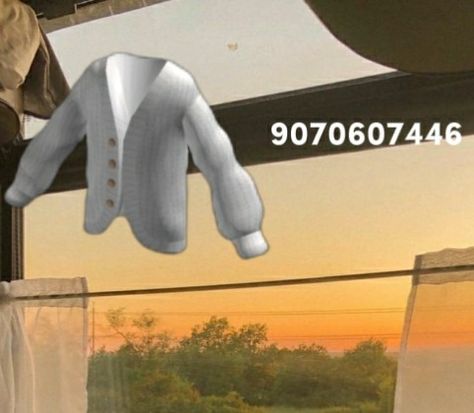 White oversized cardigan✨ Berry Avenue Codes Oversized, Cardigan Bloxburg Code, White Jacket Roblox Code, Sweater Codes For Bloxburg, Roblox White Sweater Codes, Roblox Oversized Shirt Code, Cardigan Codes Berry Ave, Bloxburg Oversized Hoodie Codes, Bloxburg Outfit Codes Oversized Shirt