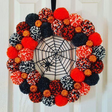 Halloween Reefs Front Doors, Halloween Pom Pom Wreath, Halloween Wreath Ideas Diy, Fall Decor Crafts, Diy Halloween Decor, Fall Decor Diy Crafts, Christmas Wreaths To Make, Easy Halloween Crafts, Pom Pom Crafts