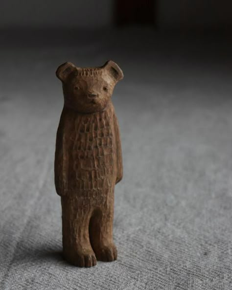 Whittled Animals, Whittle Projects, Bear Wood Carving, Whittling Patterns, Art Sculpture En Bois, Wood Whittling, Wood Figurine, Wood Bear, Wood Carving Sculpture