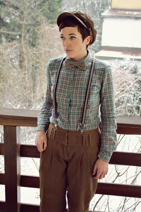 Classic--love the hate and the striped suspenders Tomboy Stil, Navy Suit Wedding, Vintage Suspenders, Groom Suit Grey, Tweed Run, Suspenders For Women, Queer Fashion, Miniskirt Outfits, Best Style