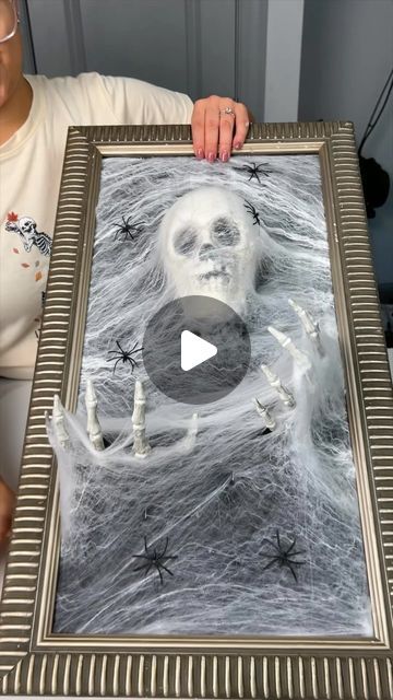 Diy Office Halloween Decor, Hallowen Decoraciones Diy, Decoracion Hallowen Ideas, Diy Halloween Picture Frames, Halloween Trick Or Treat Ideas, Haloween Decoracion Diy, Diy Halloween Pictures, Diy Adult Crafts, Halloween Picture Frames