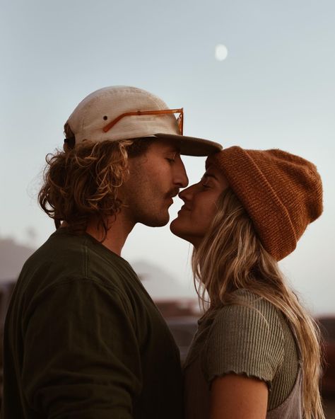 Nomad Couple Aesthetic, Zion National Park Photoshoot, Cute Outdoor Couple Pics, Granola Couple Outfits, Cool Couples Photos, Couple Pictures In The Mountains, Earthy Couples Photography, Adventure Couple Photography, Outdoor Couple Aesthetic