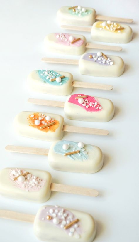 Simple Cakesicles, Pretty Cakesicles, Cake Cycle Pops, Strawberry Cakesicles, Elegant Cakesicles, Cake Popcicles Ideas, Cake Sicles Design, White Cakesicles, Cake Popsicles Ideas