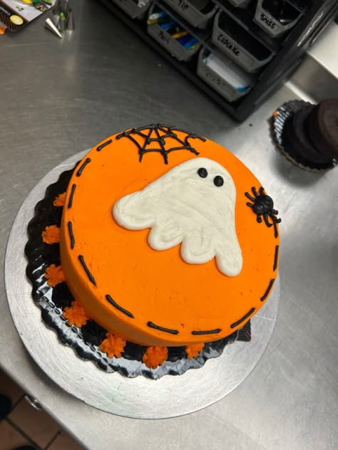 Halloween Ghost Cake, Cookies Decoration Ideas, Cookie Cake Recipes, Cute Halloween Cakes, Halloween Cake Ideas, Dq Cakes, Halloween Food Cupcakes, Ghost Cake, Halloween Cake Decorating