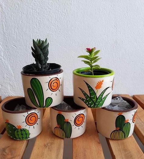 Cactus Painting On Pot, Cactus Pot Painting, Cactus Pottery Painting, Hand Painted Pots Diy, Cactus Pottery, Plant Pot Design, Diy Pottery Painting, Flower Pot Art, Pot Painting