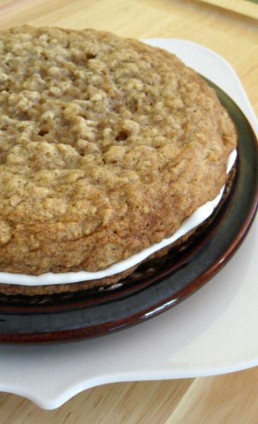 Giant Oatmeal Cream Cookie--just like Little Debbie, but BIGGER and better! Easy Single Serve Desserts, Oatmeal Cream Cookies, Single Serve Dessert Recipes, Creme Pie, Oatmeal Creme Pie, Sallys Baking, Oatmeal Cream Pies, Homemade Oatmeal, Cookies Sugar