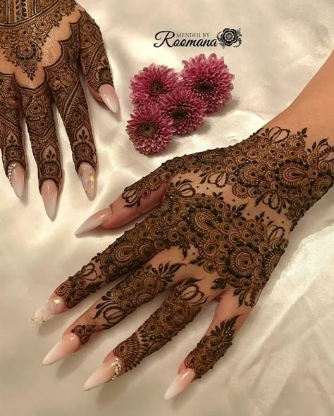 Eid Henna Full Hand, Henna Designs Detailed, Detailed Henna Designs, Henna On Leg, Detailed Mehndi, Back Henna Designs, Back Hand Henna Design, Makeover Photoshoot, Wedding Henna Designs