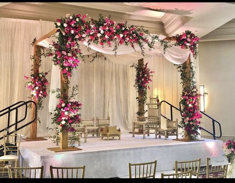 Indian Wedding Mandap Decorations Indoor, Royal Mandap Decor, Simple Mandap Designs Indian Indoor, Gujarati Wedding Decoration, Indoor Mandap Decor Indian, Mandap Decoration Ideas, Vidhi Mandap, Indian Wedding Venue, Engagement Decoration