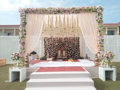 Day Mandap Decor, Day Wedding Mandap Decoration, Stage Ideas For Wedding, Vintage Bedroom Sets, Haldi Decoration Ideas, Haldi Decoration, Mandap Design, Wedding Stage Decor, Diy Wedding Backdrop