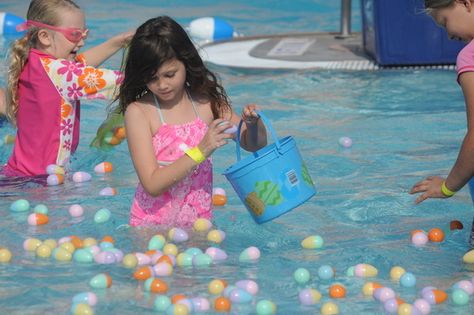 St. Pete Beach, Florida gets creative with its Easter Egg hunts like this underwater one at the town's pool. http://patch.com/A-sqzH (Credit: Pinellas Beach Patch Associate Editor Rachel Jolley) Easter Pool Party Ideas, Easter On The Beach, Beach Easter Egg Hunt, Easter At The Beach, Florida Holiday, Pool Activities, Coastal Holiday, Easter Bread, Holiday Weekend