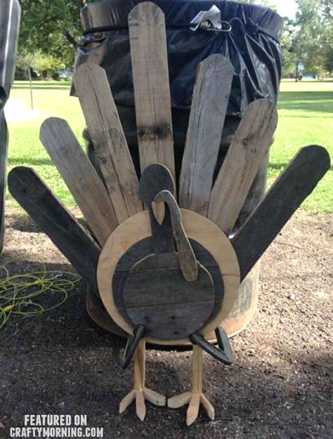 Wood Pallet Turkey for Thanksgiving - Crafty Morning Turkey Yard Decorations Diy, Wood Turkey Diy, Pallet Turkey Diy Projects, Wooden Turkey Yard Art, Pallet Turkey, Palate Projects, Thanksgiving Wood Crafts, Wooden Turkey, Thanksgiving Decorations Outdoor