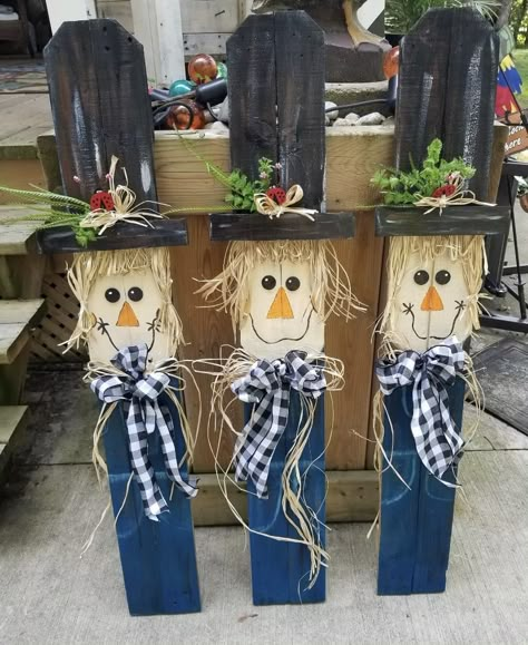 Scarecrow Signs Wooden Diy, Fence Picket Scarecrow, 2x4 Scarecrow, Scarecrow Porch Leaner, Pallet Crafts Ideas, Wooden Scarecrow Ideas, Fall Pallet Projects, Fall Decor Outside, Fence Crafts