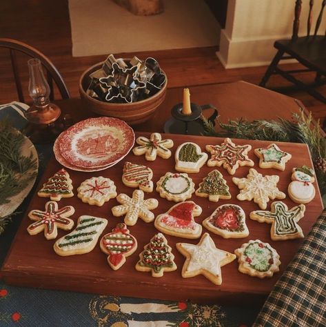 Welsh Christmas Traditions, Baking Christmas Cookies Aesthetic, Christmas Desserts Aesthetic, Cozy Christmas Cookies, Christmas Cookie Aesthetic, Christmas Baking Aesthetic, Traditional Christmas Aesthetic, Christmas Cookies Aesthetic, Little Women Christmas