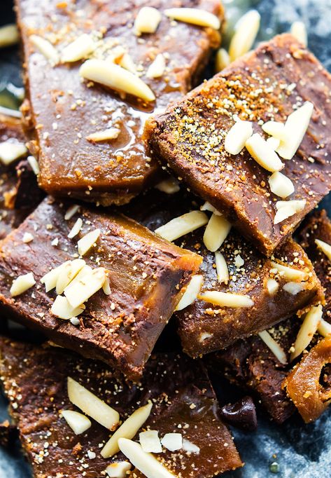 Paleo Toffee made with 5 ingredients plus your favorite topping! Real butter, maple syrup, dark chocolate, etc. Healthier Paleo Toffee that's easy to make! Paleo Toffee, Sweets Healthy, Paleo Candy, Paleo Friendly Desserts, Maple Candy, Paleo Gluten Free Recipes, Chocolate Recipes Easy, Gluten Free Candy, Paleo Recipes Dessert