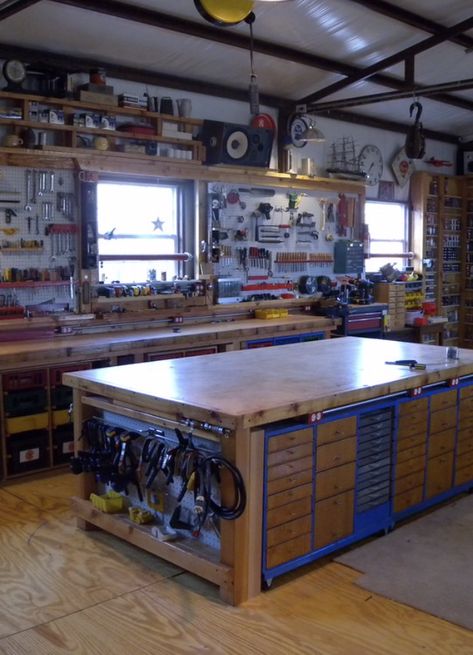 Officine In Garage, Garage Workbench Plans, Garage Workshop Layout, Garage Workshop Plans, Garage Workshop Organization, Workbench Plans Diy, Cool Garages, Patio Couch, Woodworking Shop Layout