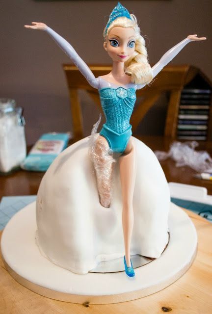 Tarta de muñeca Elsa (Frozen) - Paso a paso. #HowTo Tutorial step by step to make this Elsa doll cake #Frozen Cake Elsa Frozen, Frozen Cake Designs, Frozen Doll Cake, Torte Frozen, Elsa Doll Cake, Cake Elsa, Elsa Torte, Elsa Cake Frozen, Barbie Doll Birthday Cake