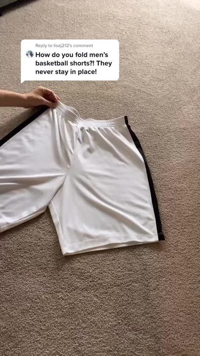 Shorts Folding, Folding Hacks, Fold Clothes, Clothes Folding, Diy Clothes Hacks, Packing Hacks Clothes, Shirt Folding, Packing Clothes, Clothes Life Hacks