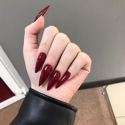 Nail Art Goth, Red Stiletto Nails, Vampire Nails, Red Ombre Nails, Acrylic Nails Stiletto, Long Red Nails, Red Gel Nails, Spooky Stuff, Red Acrylic Nails