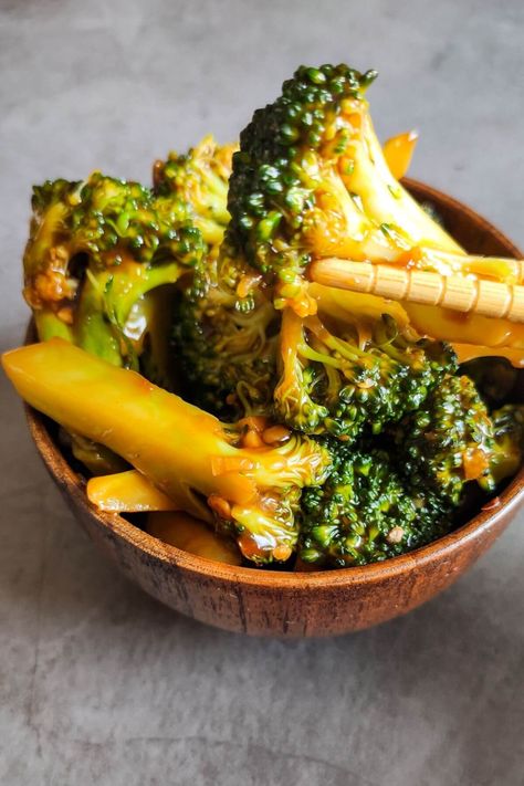 Spicy Broccoli Recipes, Asian Style Broccoli, Chinese Sides, Broccoli In Garlic Sauce, Brócoli Recipes, Chinese Broccoli Recipe, Broccoli With Garlic Sauce, Broccoli With Garlic, Asian Veggies