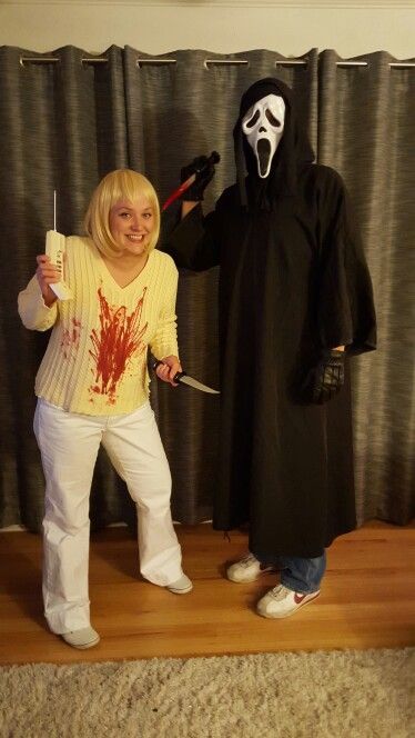 Our Halloween costumes this year :) Casey Becker and Ghostface from the first Scream Casey Becker, Scream Costume, Costumes Scary, Halloween Costumes 2022, Hot Halloween, Scream Halloween, Hallowen Costume, Diy Kostüm, Halloween Pins