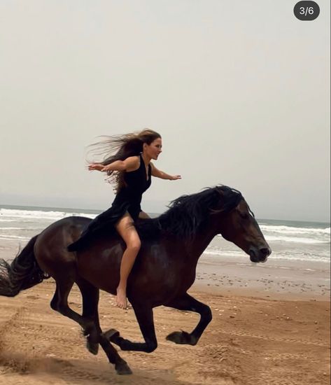 Cowgirl Shoot, Equestrian Portraits, Horse Photoshoot Ideas, Woman Riding Horse, Female Horse, Horse Riding Aesthetic, Photo Arts, Portraits Photography, Riding Horse