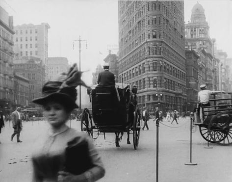 Immaculately Restored Film Lets You Revisit Life in New York City in 1911 New York City Pictures, Nyc History, New York Harbor, Flatiron Building, City Pictures, History Of Photography, Make Pictures, Horse Drawn, Old Video