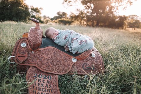 Rodeo Newborn Pictures, Western Newborn Family Pictures, Newborn Western Photography, Western Newborn Photography, Western Newborn Pictures, Western Baby Pictures, Maturity Photoshoot, Newborn Cowboy, Infant Photos